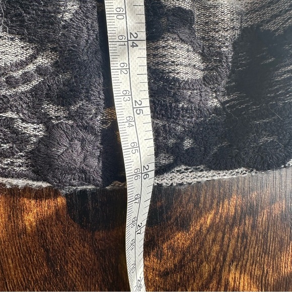 Jolt black and white long sleeve top with lace trim women’s medium - Picture 5 of 6